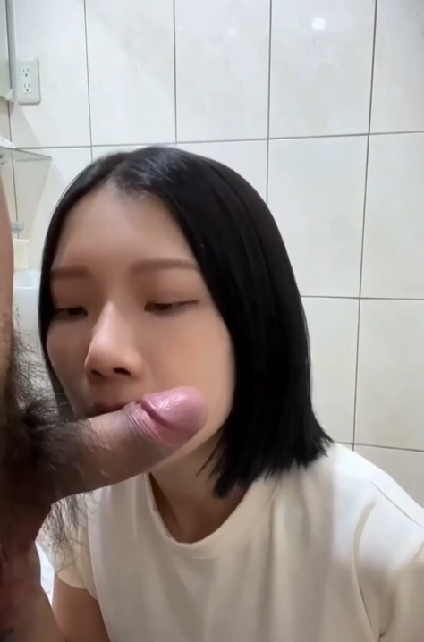 Vào wc lén lút bú cu - viet69